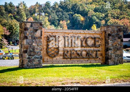 Basye, États-Unis - 7 octobre 2020 : ville de la campagne de Virginie comté de Shenandoah avec panneau d'entrée de bâtiment pour la station de ski de Bryce en automne ensoleillé jour Banque D'Images