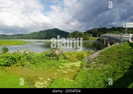 La rivière Chagres et le Parc National de Soberania dans la distance Banque D'Images