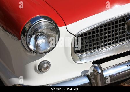 Calandre avant droite de voiture rouge et blanche Banque D'Images