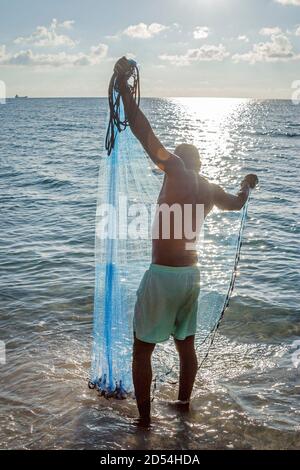 Miami Beach Florida,Atlantic Ocean surf,casting tossant filet de pêche, homme d'eau silhouette silhouetted, Banque D'Images