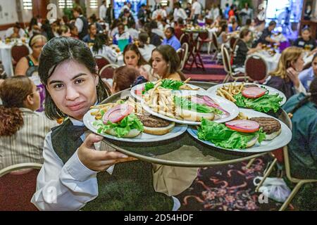 Miami Florida, salle de bal de l'hôtel Marriott Dadeland, déjeuner de conférence des étudiants, serveur de serveuse femme hispanique, repas de table Banque D'Images