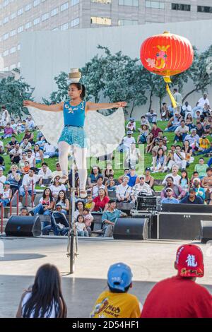 Miami Florida, Bayfront Park Hong Kong Dragon Boat Race Festival, Asians girl femelle acrobatic Act, équitation monocycle équilibrant scène de la performance au Banque D'Images