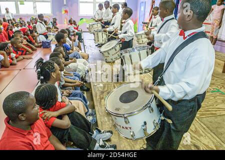 Miami Florida,Little Haiti Edison Park Elementary School,Red Ribbon week anti Drug Program,assembly event Drummers Drum corp peforming performance,Bla Banque D'Images