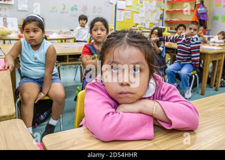 Miami Florida,Overtown,Frederick Douglass Elementary School,Hispanic Student Students boy garçons filles,American Americans Class classroom regardant l Banque D'Images