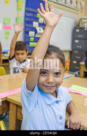 Miami Florida,Overtown,Frederick Douglass Elementary School,Hispanic Student Students boy garçons filles,American Americans classe a augmenté ha Banque D'Images