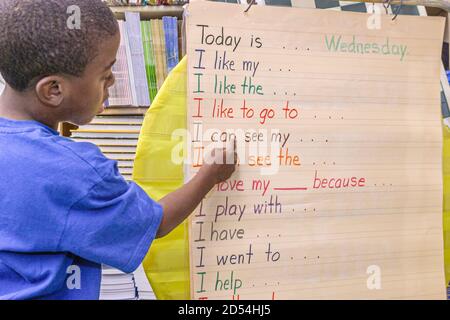 Miami Florida,Overtown,Frederick Douglass Elementary School,Black African Student Students garçons terminer les phrases, Banque D'Images