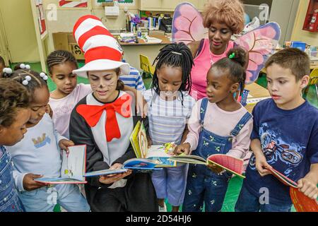 Miami Florida,Overtown,Frederick Douglass Elementary School,professeur habillé oufi,littéraire costume lecture livre caractère fictif,Black African Stud Banque D'Images