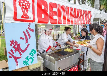 Miami Florida, Bayfront Park Japanese Festival, Asian Japanese man Woman femme fournisseur de nourriture stand Benihana, Banque D'Images