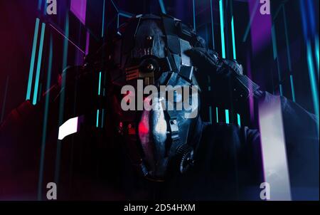 Photo d'un soldat futuriste robotisé mettant un masque sur fond de lumière néon. Banque D'Images