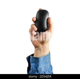 Photo d'une main mâle isolée dans une chemise tenant une souris d'ordinateur.