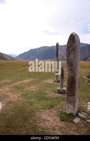 Trois anciennes statues en pierre se trouvent dans une rangée au centre du bassin de l'intermountain. Stales Ininsky, Altaï, Sibérie, Russie. Banque D'Images