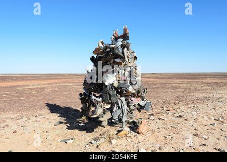 The Shoe Tree est une vue amusante sur la Eyre Development Road, au nord de Birdsville, Queensland, Queensland, Australie Banque D'Images