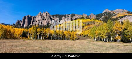 Panorama d'un paysage d'automne pittoresque avec des arbres Aspen et des couleurs d'automne vibrantes dans les montagnes de San Juan près de Ridgway, Colorado