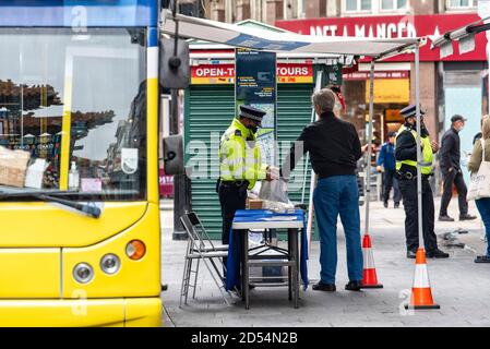 Londres, Royaume-Uni. 12 octobre 2020. Les officiers de police métropolitaine de l'Association du personnel de la Chine et de l'Asie du Sud-est rencontrent les membres de la communauté de Chinatown dans le cadre de l'exercice de relations de la force. Crédit : SOPA Images Limited/Alamy Live News Banque D'Images