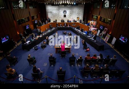 (201013) --BEIJING, le 13 octobre 2020 (Xinhua) -- la candidate de la Cour suprême des États-Unis Amy Coney Barrett (C) assiste à son audience de confirmation devant la Commission judiciaire du Sénat à Capitol Hill, à Washington, DC, aux États-Unis, le 12 octobre 2020. Lundi, la Commission judiciaire du Sénat à majorité républicaine a entamé une audience de confirmation de quatre jours pour la juge Amy Coney Barrett, la candidate à la Cour suprême du président Donald Trump, alors que les Républicains poussent à un vote au dernier étage dans le cadre d'une bataille partisane qui fait rage sur le siège vacant à la haute cour avant le 3 novembre. (Kevin Dietsch/Pool via Xinhua) Banque D'Images