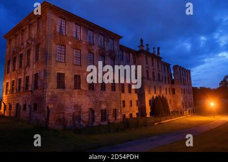 07 octobre 2020, Saxe-Anhalt, Zerbst/Anhalt: La nuit tombe sur les ruines du château de Zerbst. Le bâtiment a été construit en plusieurs phases entre 1681 et 1753 et, après son achèvement, a été l'un des plus importants bâtiments baroques de la région. Le château a été en grande partie détruit lors d'un attentat à la bombe le 16 avril 1945. Aujourd'hui, seule l'aile est du bâtiment reste. Photo: Klaus-Dietmar Gabbert/dpa-Zentralbild/ZB Banque D'Images