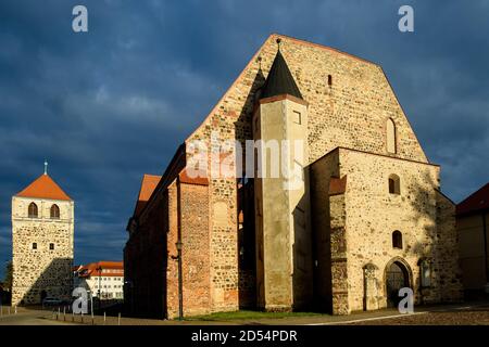 07 octobre 2020, Saxe-Anhalt, Zerbst/Anhalt: La dernière lumière du jour tombe sur les ruines partielles de la collégiale et de la cour de Saint Bartholomew. L'église fut construite au début du XIIIe siècle comme basilique romane et fut prolongée plusieurs fois au fil des siècles dans les styles architecturaux gothique, Renaissance et baroque. L'église a été détruite lors d'un attentat à la bombe dans les dernières semaines de la Seconde Guerre mondiale. Seule une partie de l'église pourrait être préservée. Sur la gauche, vous pouvez voir la tour épaisse. Photo: Klaus-Dietmar Gabbert/dpa-Zentralbild/ZB Banque D'Images