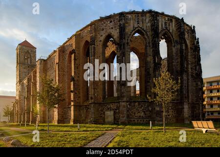 07 octobre 2020, Saxe-Anhalt, Zerbst/Anhalt: La dernière lumière du jour brille sur les ruines de l'église Sankt Nicolai. L'église a été construite au XIIe siècle comme basilique romane et a été transformée en église gothique en salle de nombreuses décennies du XVe siècle. Jusqu'à sa destruction lors d'un attentat à la bombe le 16 avril 1945, il était considéré comme le plus grand bâtiment de l'église d'Anhalt. Photo: Klaus-Dietmar Gabbert/dpa-Zentralbild/ZB Banque D'Images