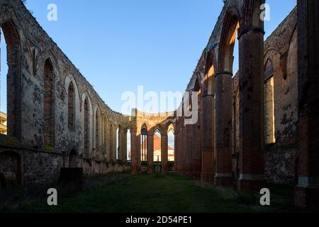 07 octobre 2020, Saxe-Anhalt, Zerbst/Anhalt: La dernière lumière du jour tombe sur des fenêtres gothiques vides dans le choeur des ruines de l'église de Saint Nicolai. L'église a été construite au XIIe siècle comme basilique romane et a été transformée en église gothique en salle de nombreuses décennies du XVe siècle. Jusqu'à sa destruction lors d'un attentat à la bombe le 16 avril 1945, il était considéré comme le plus grand bâtiment de l'église d'Anhalt. Photo: Klaus-Dietmar Gabbert/dpa-Zentralbild/ZB Banque D'Images