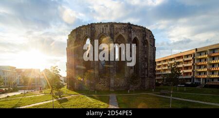 07 octobre 2020, Saxe-Anhalt, Zerbst/Anhalt: La dernière lumière du jour brille sur les ruines de l'église Sankt Nicolai. L'église a été construite au XIIe siècle comme basilique romane et a été transformée en église gothique en salle de nombreuses décennies du XVe siècle. Jusqu'à sa destruction lors d'un attentat à la bombe le 16 avril 1945, il était considéré comme le plus grand bâtiment de l'église d'Anhalt. Photo: Klaus-Dietmar Gabbert/dpa-Zentralbild/ZB Banque D'Images