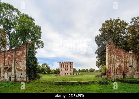 07 octobre 2020, Saxe-Anhalt, Zerbst/Anhalt: Vue à travers les vestiges de mur des ruines de l'orangerie jusqu'aux ruines du château de Zerbst. Le bâtiment a été construit en plusieurs phases entre 1681 et 1753 et, après son achèvement, a été l'un des plus importants bâtiments baroques de la région. Le château a été en grande partie détruit lors d'un attentat à la bombe le 16 avril 1945. Aujourd'hui, seule l'aile est du bâtiment reste. Photo: Klaus-Dietmar Gabbert/dpa-Zentralbild/ZB Banque D'Images