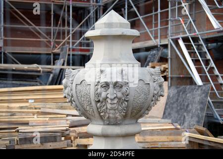 06 octobre 2020, Brandebourg, Potsdam: Un vase à flamme avec une tête satyr est placé sur le sol avant d'être transporté à la balustrade au-dessus de l'escalier est de l'église de la garnison. La sculpture en grès sur le côté de la future tour de l'église est censée être le symbole contre les pouvoirs maléfiques de Satan comme une allégorie de l'amour chrétien sacrificiel. La pierre de fondation pour la reconstruction de l'église de Garrison a été posée en 2005, le permis de construction pour la première phase de construction a été accordé par la ville de Potsdam en juillet 2013, et le début de la construction a été célébré quatre y Banque D'Images