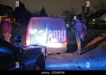 Les policiers de Detroit ont fait un appel de nuit au conducteur d'une fourgonnette, Detroit, Michigan, États-Unis Banque D'Images