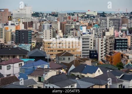 Ville japonaise typique pendant la journée. Population dense. Banque D'Images