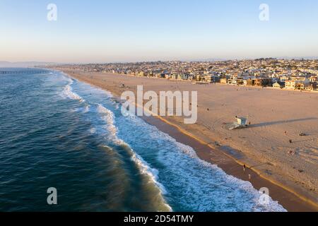 Vue aérienne sur le sable et le surf à Hermosa Beach, Californie Banque D'Images