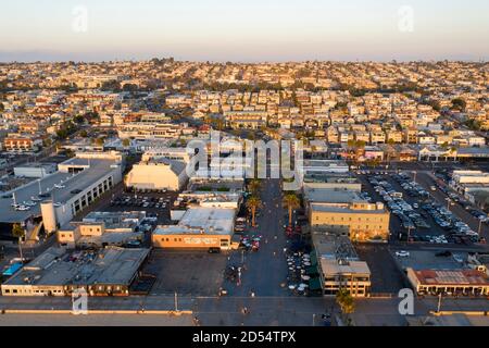Vue aérienne des restaurants et des boutiques de Pier Avenue dans le centre-ville côtier Hermosa Beach, Californie Banque D'Images