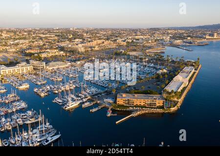 Vue aérienne de la marina de Redondo Beach, Californie au coucher du soleil Banque D'Images