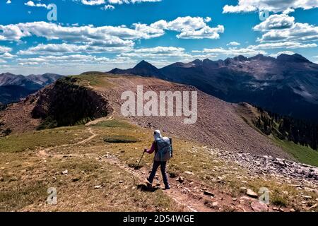 Promenade à pied sur Indian Ridge au bout de la piste Colorado Trail de 485 Mile, Colorado Banque D'Images