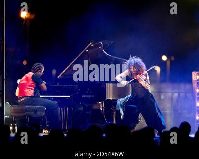 ARA Malikian, violoniste libanais, et Ivan 'elon' Lewis, pianiste cubain, se présentent lors des concerts de nits al Carme au bâtiment Innsomnia de la Marina de Valencia. Banque D'Images