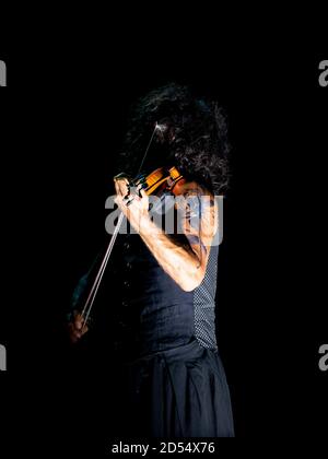 ARA Malikian, violoniste libanais, se produit lors des concerts de nits al Carme au bâtiment Innsomnia de la Marina de Valencia. Banque D'Images