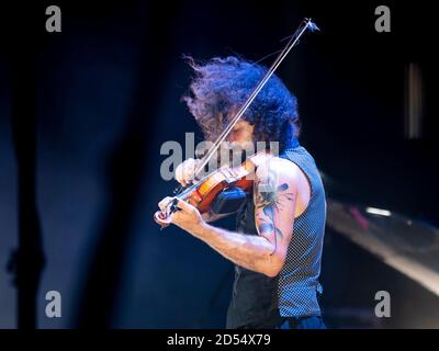 ARA Malikian, violoniste libanais, se produit lors des concerts de nits al Carme au bâtiment Innsomnia de la Marina de Valencia. Banque D'Images