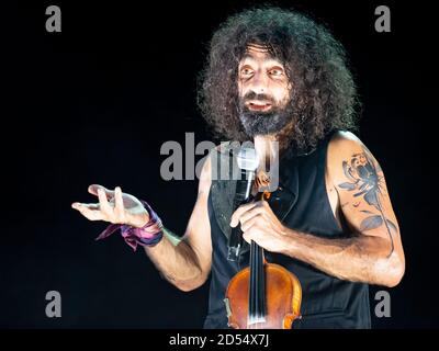 ARA Malikian, violoniste libanais, se produit lors des concerts de nits al Carme au bâtiment Innsomnia de la Marina de Valencia. Banque D'Images