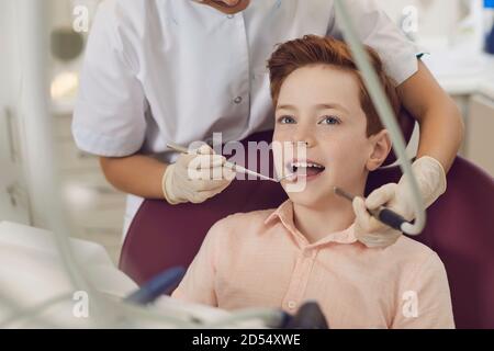 Enregistrement d'un enfant garçon dans un cabinet de dentiste. Des dents saines et un sourire. Médecin orthodontiste pour enfants. Banque D'Images