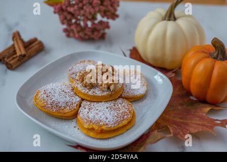 Petit déjeuner sain à l'automne - crêpes à la citrouille Banque D'Images