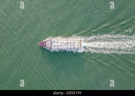 Vue aérienne d'un ferry à Hong Kong. Banque D'Images