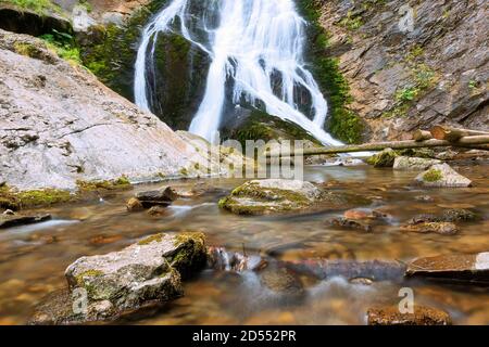 Vue rapprochée de la cascade de Rachitele dans les montagnes d'Apuseni Banque D'Images