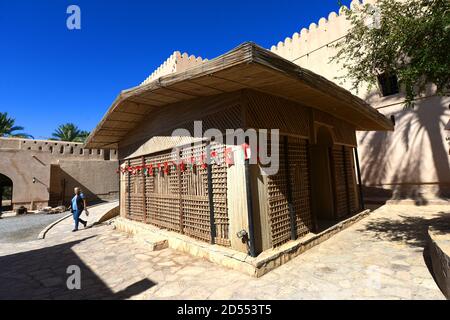 Une ancienne maison en bois à l'intérieur du fort de Nizwa en Oman. Banque D'Images