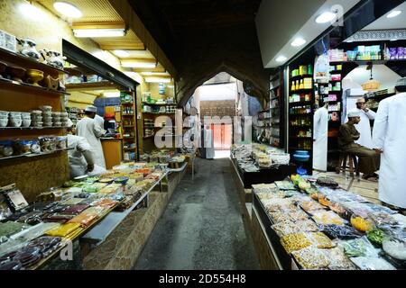 Le marché coloré et dynamique de Nizwa, Oman. Banque D'Images