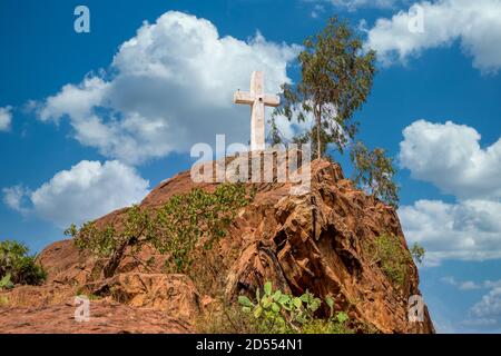 Croix blanche sur la colline en haut de May Shum, Reine de la piscine de Sheba, Aksum Ethiopie Banque D'Images