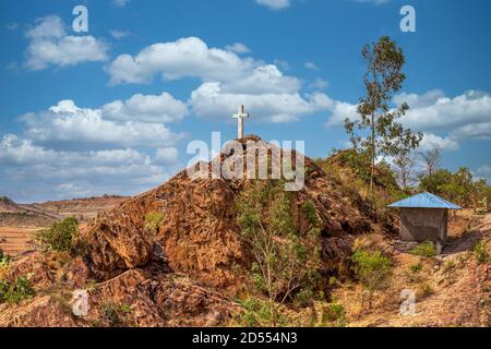 Croix blanche sur la colline en haut de May Shum, Reine de la piscine de Sheba, Aksum Ethiopie Banque D'Images