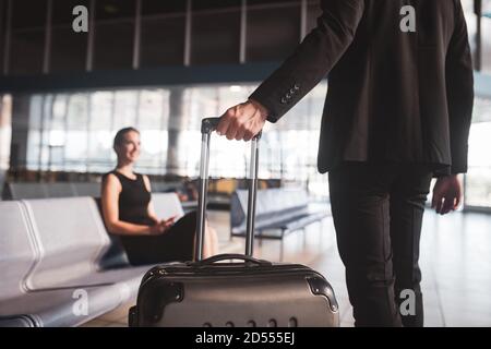 Femme en attente d'un homme à l'aéroport Banque D'Images