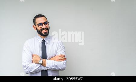 Jeune homme d'affaires caucasien avec une cravate et des lunettes Banque D'Images