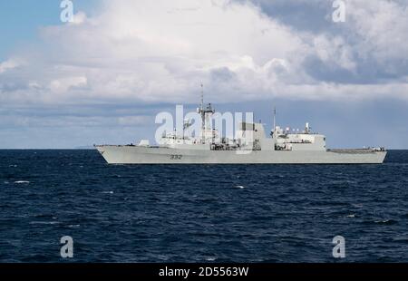 201009-N-TC847-1278- THE MINCH (OCT 9, 2020) frégate de la Marine royale du Canada NCSM ville de Québec (FFH 332) navigue dans le Minch pendant l'exercice joint Warrior 20-2, le 9 octobre 2020. L'exercice joint Warrior 20-2 est un exercice d'entraînement multilatéral organisé au Royaume-Uni et conçu pour fournir à l'OTAN et aux forces alliées un environnement multiguerre unique pour se préparer aux opérations mondiales. Forces navales américaines Europe-Afrique/États-Unis Sixion Fleet, dont le siège est à Naples, en Italie, mène toute la gamme des opérations conjointes et navales, souvent de concert avec des partenaires alliés et interagences, afin de faire progresser l'INT national américain Banque D'Images