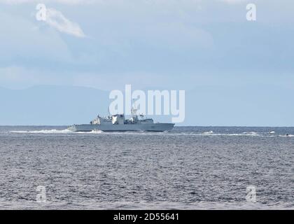 201009-N-TC847-1098 -THE MINCH (OCT 9, 2020) la frégate de la Marine royale du Canada le NCSM ville de Québec (FFH 332) effectue une simulation d’attaque côtière rapide dans le cadre de l’exercice joint Warrior 20-2, le 9 octobre 2020. L'exercice joint Warrior 20-2 est un exercice d'entraînement multilatéral organisé au Royaume-Uni et conçu pour fournir à l'OTAN et aux forces alliées un environnement multiguerre unique pour se préparer aux opérations mondiales. Forces navales américaines Europe-Afrique/États-Unis La sixième flotte, dont le siège est à Naples, en Italie, mène toute la gamme des opérations conjointes et navales, souvent de concert avec des partenaires alliés et interagences Banque D'Images