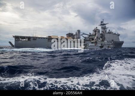 (PHILIPINE SEA, 9 octobre 2020) UN bateau de patrouille (PB) Mk VI affecté au commandant de la Force opérationnelle 75 (CTF 75), à côté du navire d'atterrissage amphibie USS Comstock (LSD 45) pendant les opérations maritimes de routine. Forces de sécurité expéditionnaire maritime et munitions explosives unités mobiles les marins affectés au commandant de la Force opérationnelle 75 (CTF 75) ont embarqué et mènent des opérations de sécurité maritime littorales intégrées à partir du navire-quai amphibie USS Comstock (LSD 45) Avec les Marines et les marins déjà déployés comme Force opérationnelle Ellis de I Marine Expeditionary Force. PB Mk VI fournit i Banque D'Images