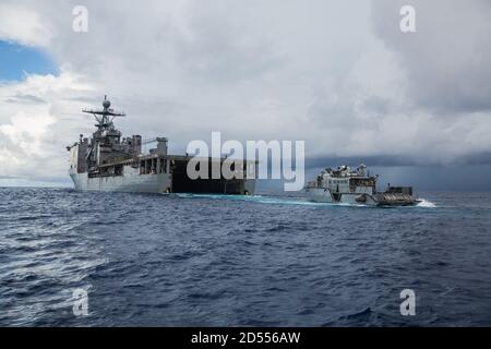 (PHILIPINE SEA, 9 octobre 2020) UN bateau de patrouille (PB) Mk VI affecté au commandant de la Force opérationnelle 75 (CTF 75) débarque le navire-quai amphibie USS Comstock (LSD 45) pendant les opérations maritimes de routine. Forces de sécurité expéditionnaire maritime et munitions explosives unités mobiles les marins affectés au commandant de la Force opérationnelle 75 (CTF 75) ont embarqué et mènent des opérations de sécurité maritime littorales intégrées à partir du navire-quai amphibie USS Comstock (LSD 45) Avec les Marines et les marins déjà déployés comme Force opérationnelle Ellis de I Marine Expeditionary Force. PB Mk VI fournit augmenté Banque D'Images